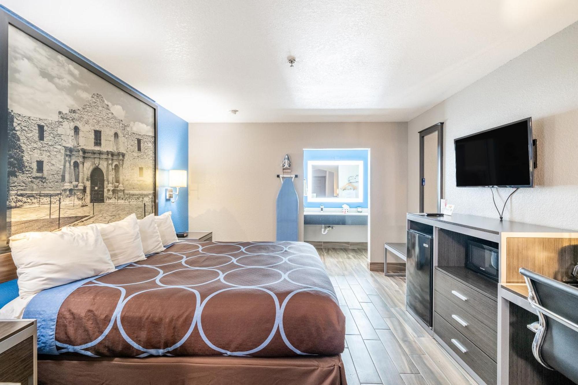 ซูเปอร์ 8 บาย วินด์แฮม ซานอันโตนิโอ/ริเวอร์วอล์ค แอเรีย Hotel ภายนอก รูปภาพ